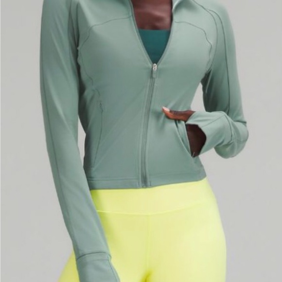 Lulu cropped Nulu define NWOT ~ silver blue - Picture 5 of 10